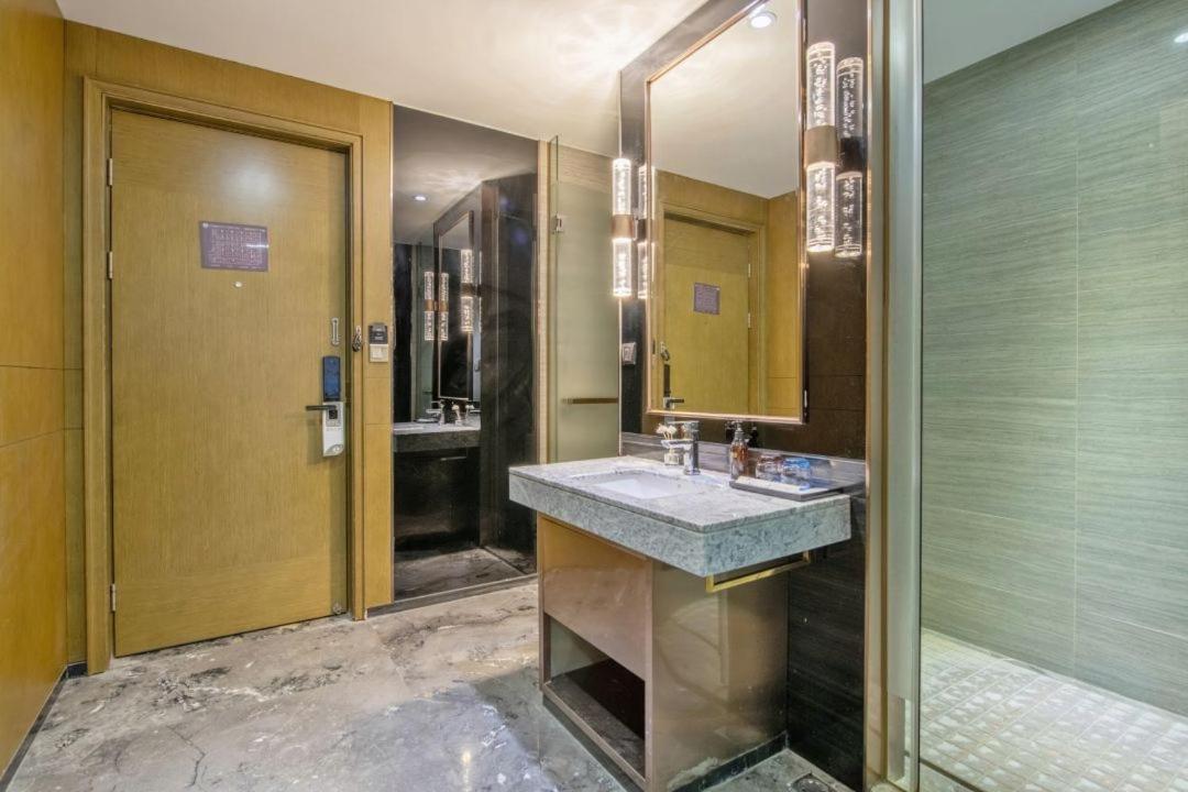 Lnsail Hotel Shenzhen Luohu Port Railway Station Buitenkant foto