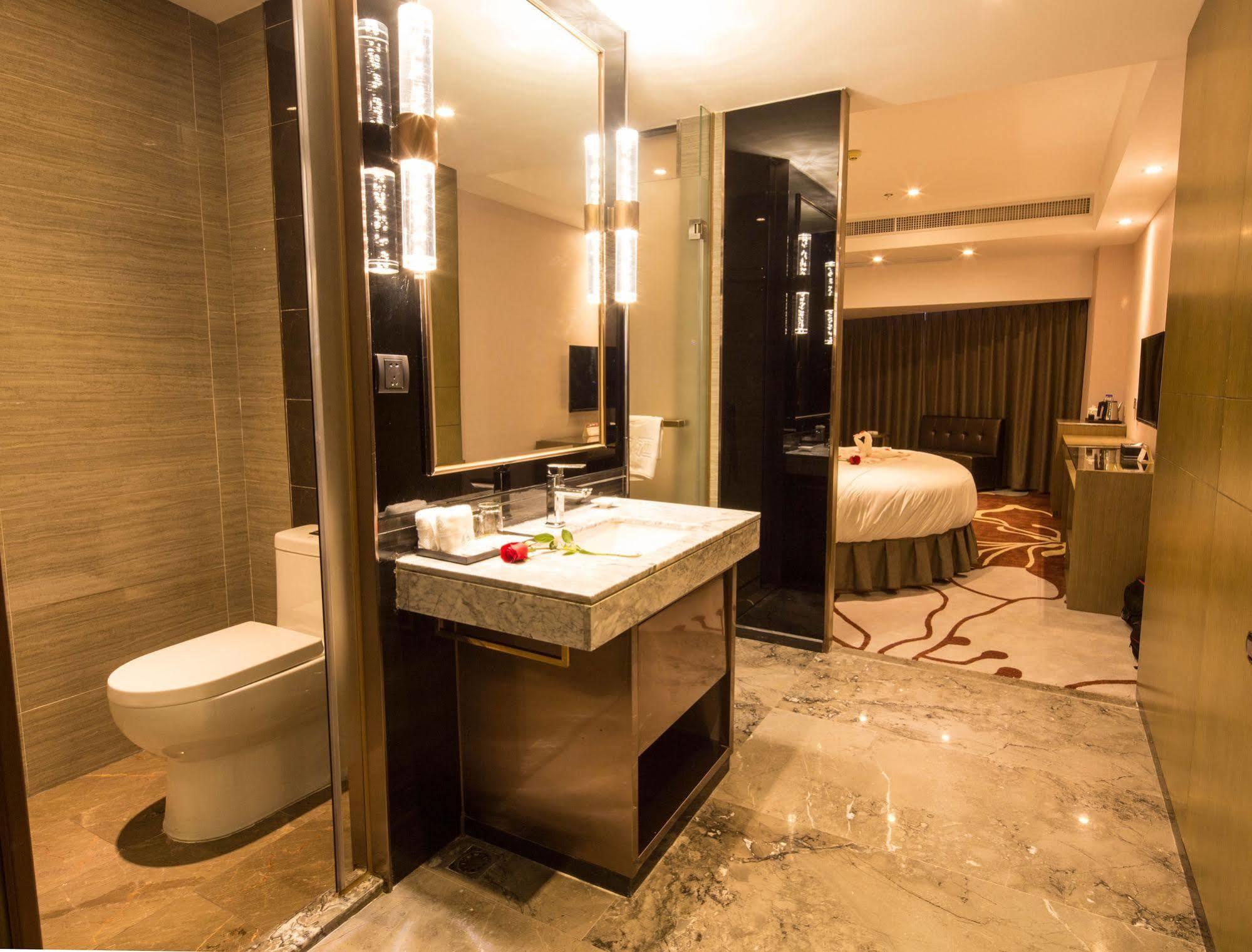 Lnsail Hotel Shenzhen Luohu Port Railway Station Buitenkant foto